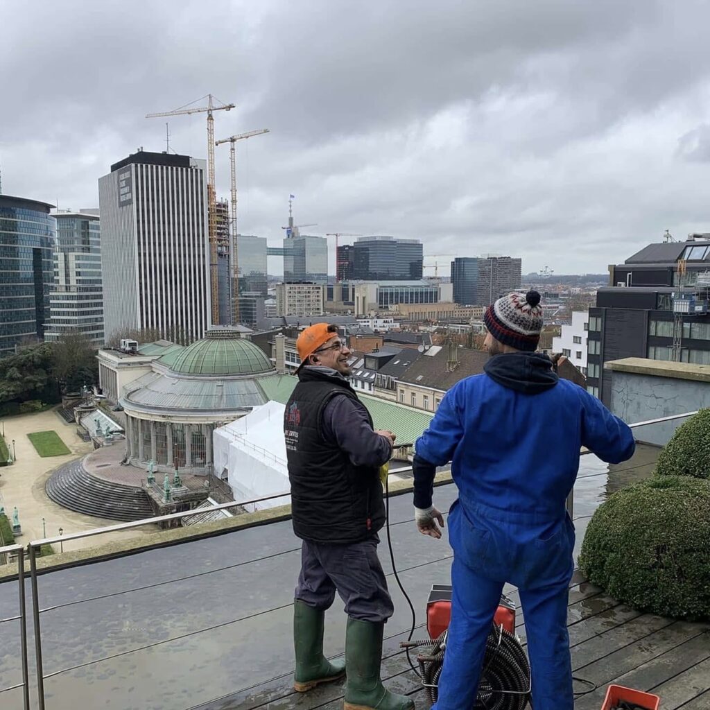 Équipe spécialisée en débouchage canalisation à Bruxelles en intervention sur chantier