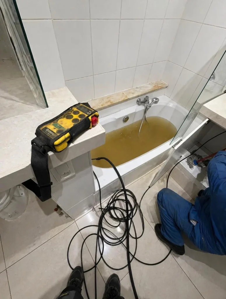 Intervention de débouchage douche à Bruxelles avec évacuation d’eau stagnante