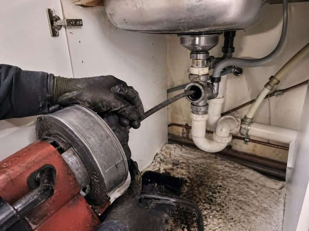 Intervention de débouchage évier à Bruxelles avec outil mécanique pour canalisation bouchée