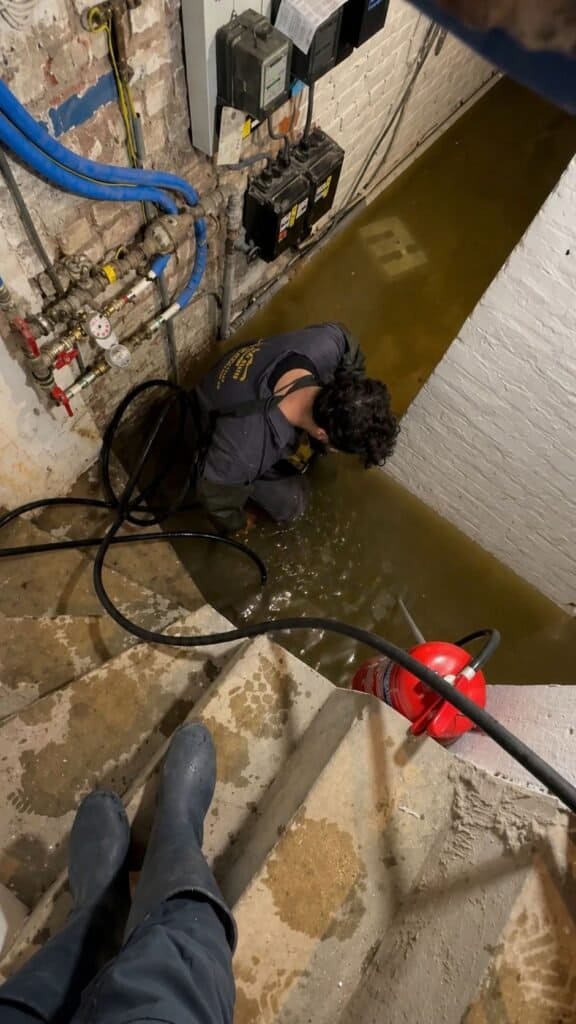 Intervention de débouchage égouts à Bruxelles avec refoulement d’eau en sous-sol